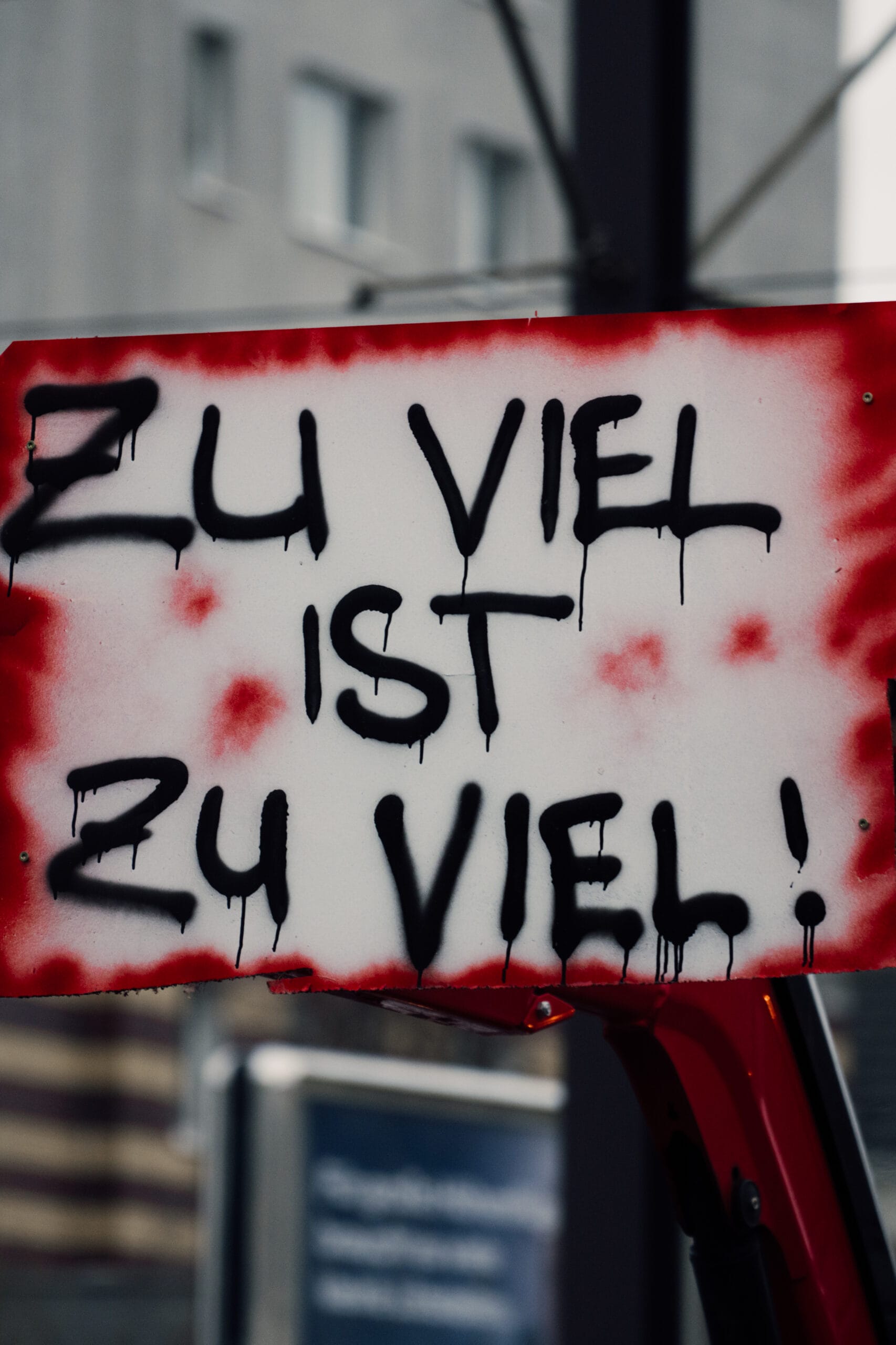 Schild mit der Aufschrift “Zu viel ist zu viel”