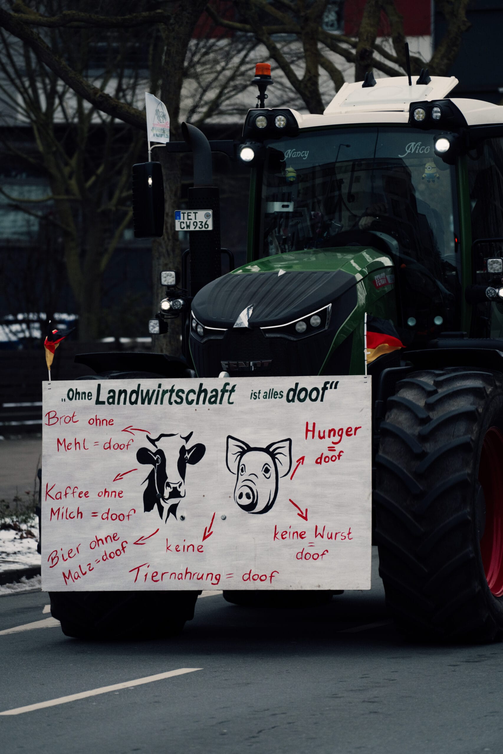 Traktor mit Banner mit der Aufschrift: Ohne Landwirtschaft ist alles doof