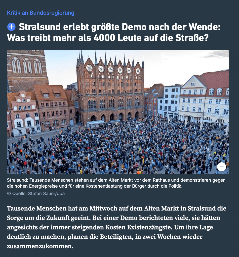 Leicht verschätzt: Statt mehr als 4.000 Menschen sind auf dem Foto 2.471 Personen vor dem Rathaus versammelt. Quelle: Ostsee-Zeitung