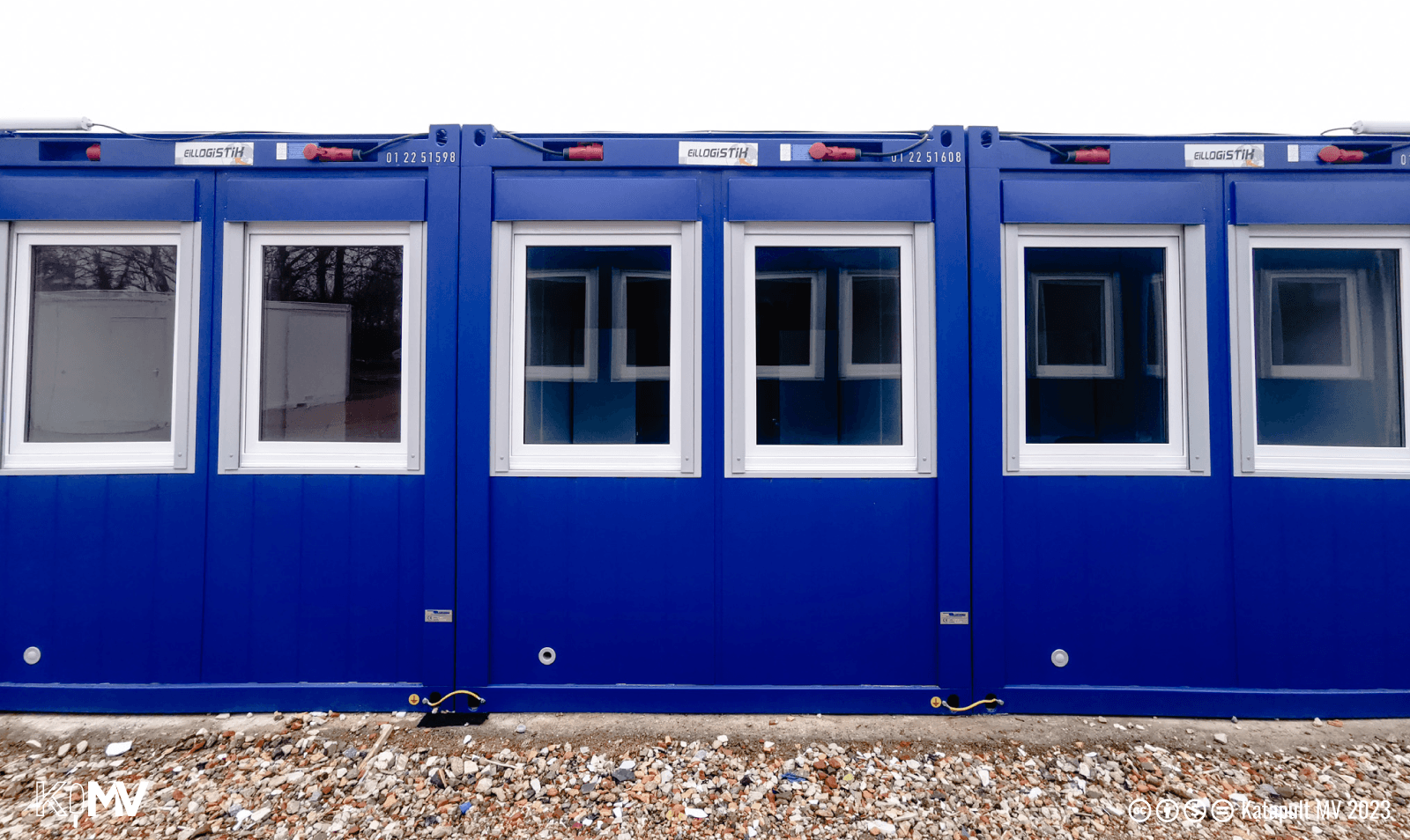 Foto von drei blauen Containern nebeneinander, frontal aufgenommen