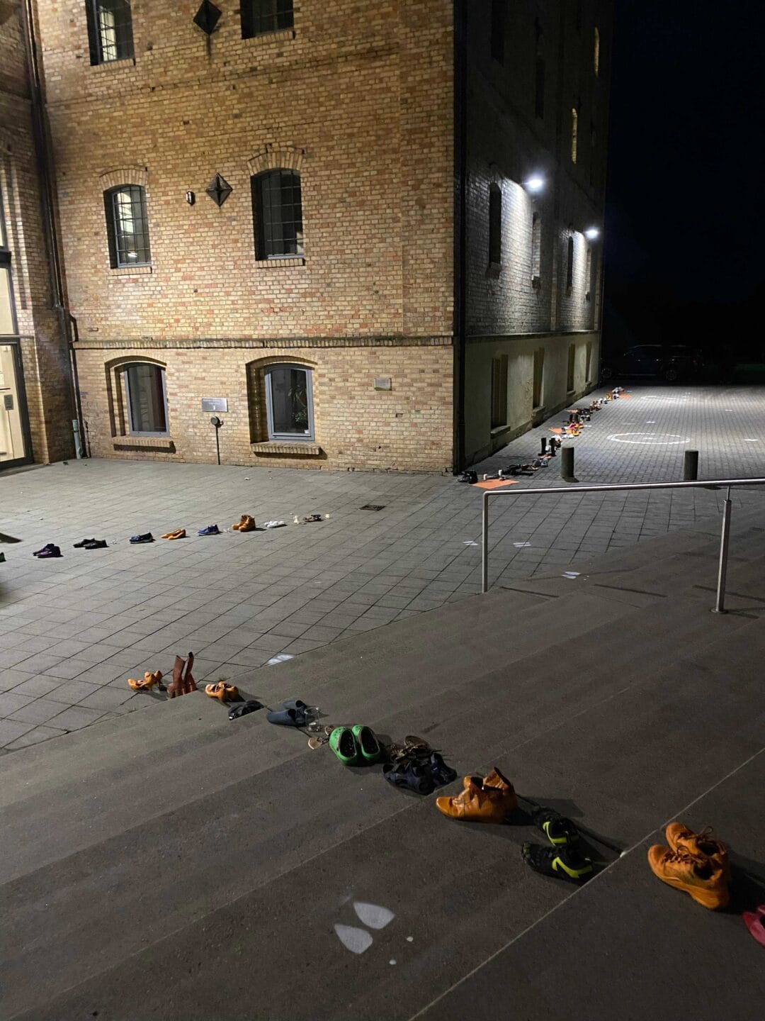 Das Foto zeigt die Protestaktion der Initiative „Grevesmühlen für alle“ und dem ehrenamtlichen Frauennetzwerk „Zonta Club Wismar“ vor der Malzfabrik in Grevesmühlen (Mecklenburg-Vorpommern).