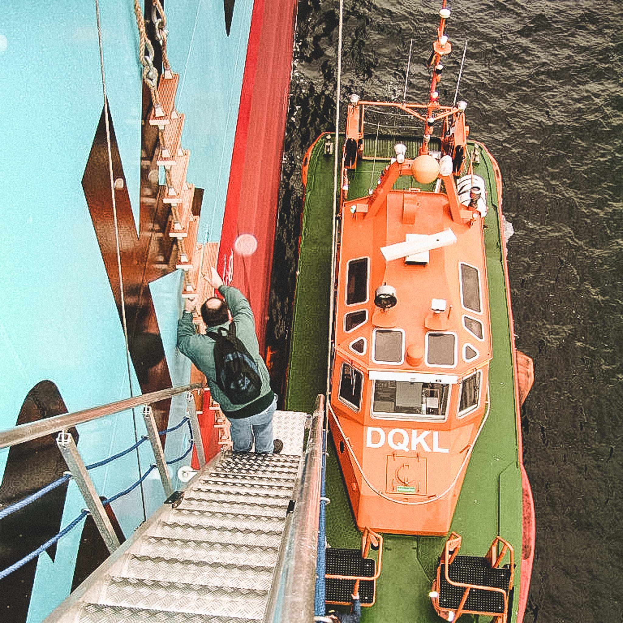 Seelotse geht von Bord auf ein Lotsenboot (Foto: Peer Schmidt-Walther)