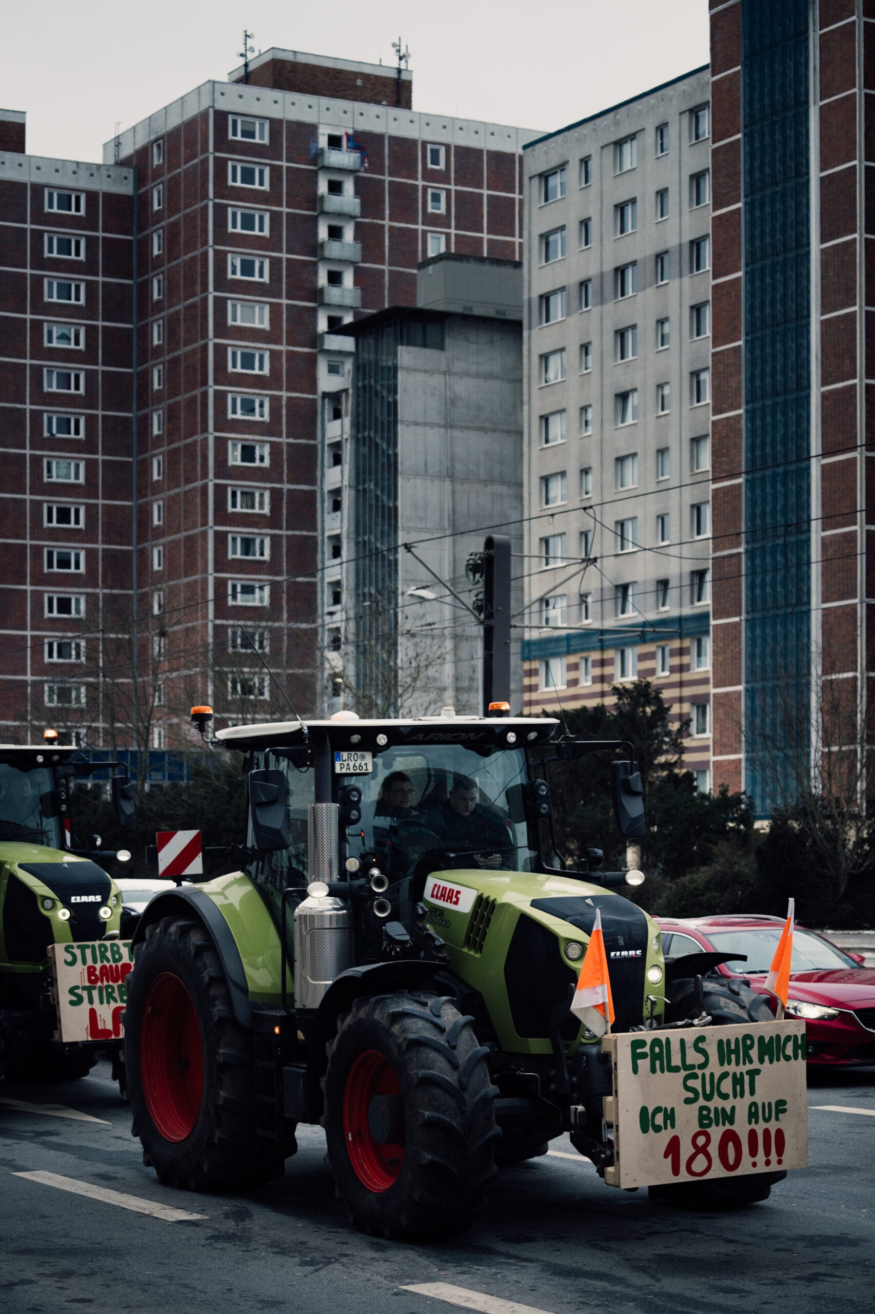 Traktor mit einem Schild mit der Aufschrift: 