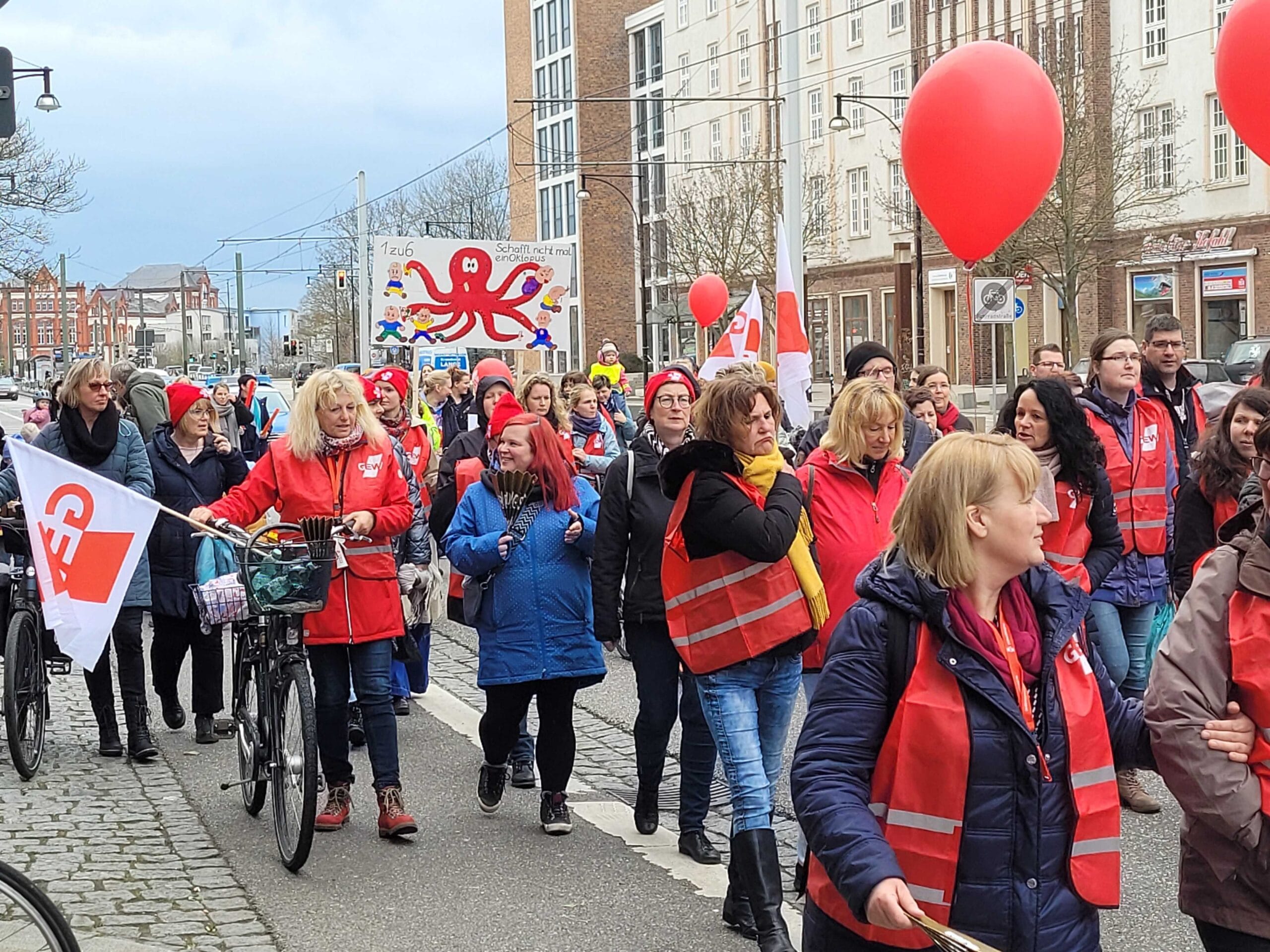 Demozug der GEW entlang der Langen Straße in Rostock