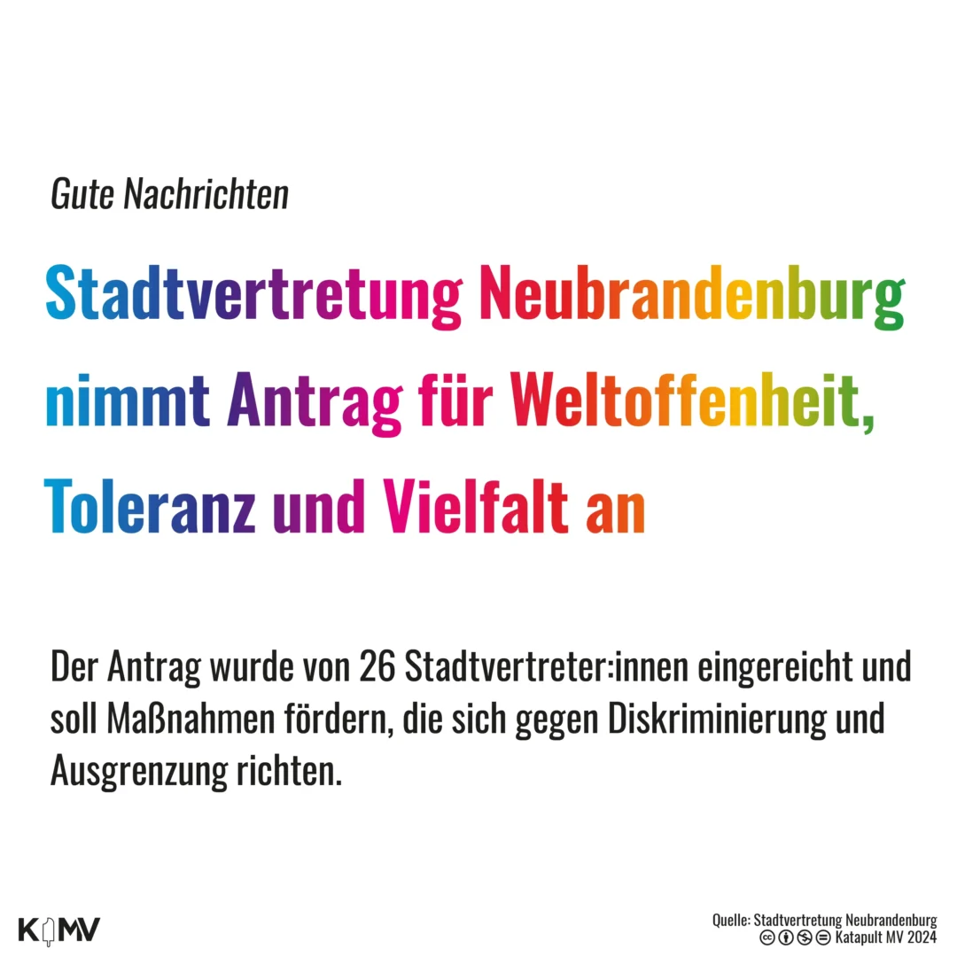 Zu sehen ist eine weiße Kachel mit Regenbogen farbener und schwarzer Schrift. es steht da "Gute Nachrichten. Stadtvertretung Neubrandenburg nimmt Antrag für Weltoffenheit, Toleranz und Vielfalt an. Der Antrag wurde von 26 Stadtvertreter:innen eingereicht und soll Maßnahmen fördern, die sich gegen Diskriminierung und Ausgrenzung richten."