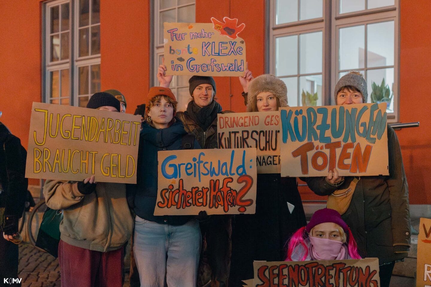 Demonstrierende auf der Kundgebung, die parallel zur Bürgerschaftssitzung vor dem Rathaus stattgefunden hat.