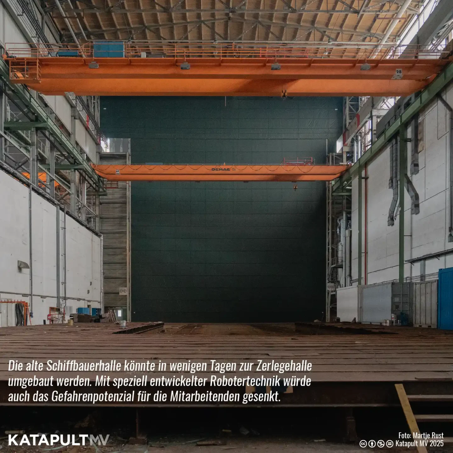 Das Foto zeigt das Innere der Halle auf der Stralsunder Werft, die für das Schiffsrecycling vorgesehen ist. In einem kleinen Infokasten steht: „Die alte Schiffbauerhalle könnte in wenigen Tagen zur Zerlegehalle umgebaut werden. Mit speziell entwickelter Robotertechnik würde auch das Gefahrenpotenzial für die Mitarbeitenden gesenkt.“