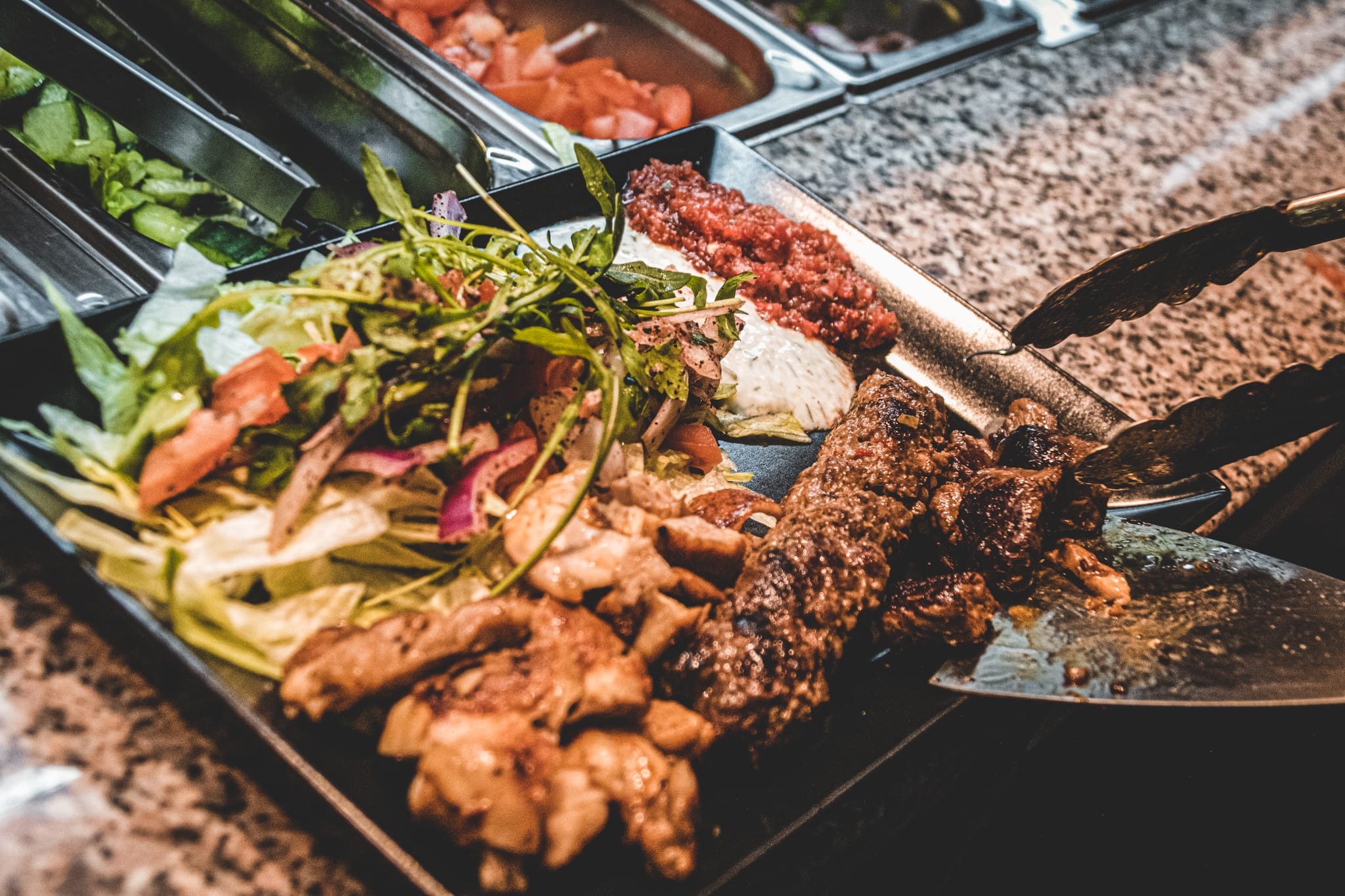 Ein Grillteller mit dem klassischen Köfte aus Lamm und Rind sowie Hähnchen.