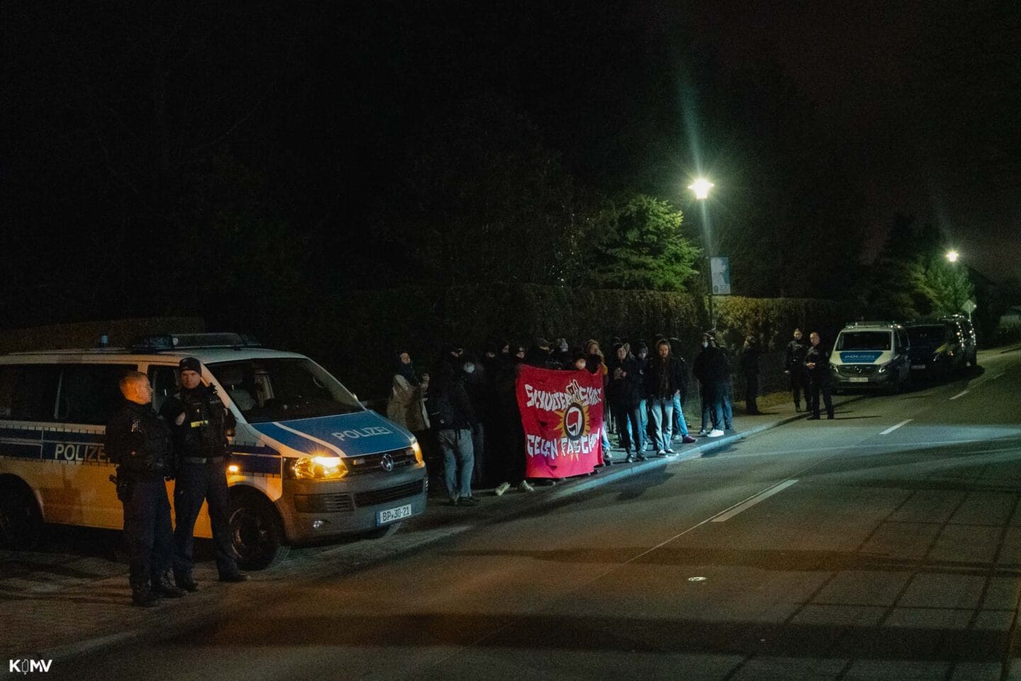 Protest gegen die Lesung von Sellner gegenüber der Eventlocation.