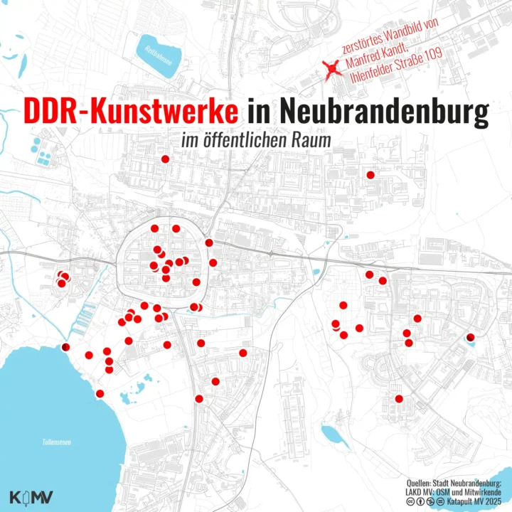 Die Grafik zeigt eine Karte von Neubrandenburg (Mecklenburg-Vorpommern). Eingezeichnet sind Orte in der Stadt, an denen sich im öffentlichen Raum Kunstwerke aus DDR-Zeiten finden. Das im Januar 2025 zerstörte Wandbild des Malers Manfred Kandt in der Ihlenfelder Straße 109 ist mit einem roten Kreuz markiert.