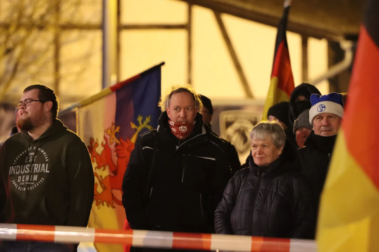 Das Foto zeigt den Aktivist der Identitären Bewegung, Daniel Funke, im Rahmen einer Wahlkampfveranstaltung der AfD in Ribnitz-Damgarten.