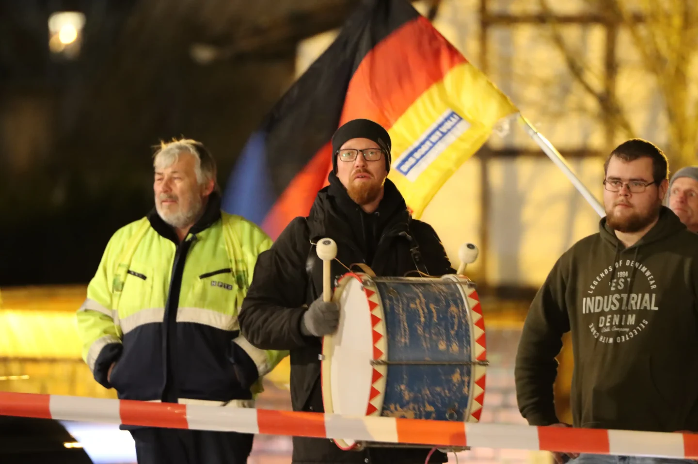 Das Foto zeigt den AfD-Stadtvertreter aus Ribnitz-Damgarten, Florian Funke, am Rande einer Wahlkampfveranstaltung der AfD in Ribnitz-Damgarten.