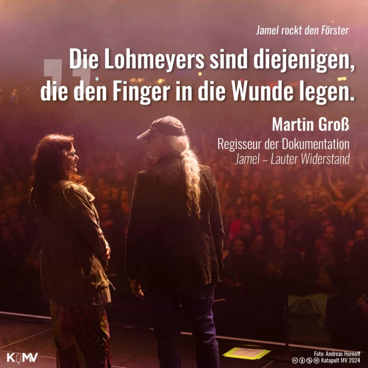 Das Foto zeigt Birgit und Horst Lohmeyer, die Initiator:innen des Festivals „Jamel rockt den Förster“ auf der Bühne in 2024. Das Zitat auf dem Foto stammt vom Regisseur der Dokumentation „Jamel – Lauter Widerstand“, Martin Groß: „Die Lohmeyers sind diejenigen, die den Finger in die Wunde legen.“