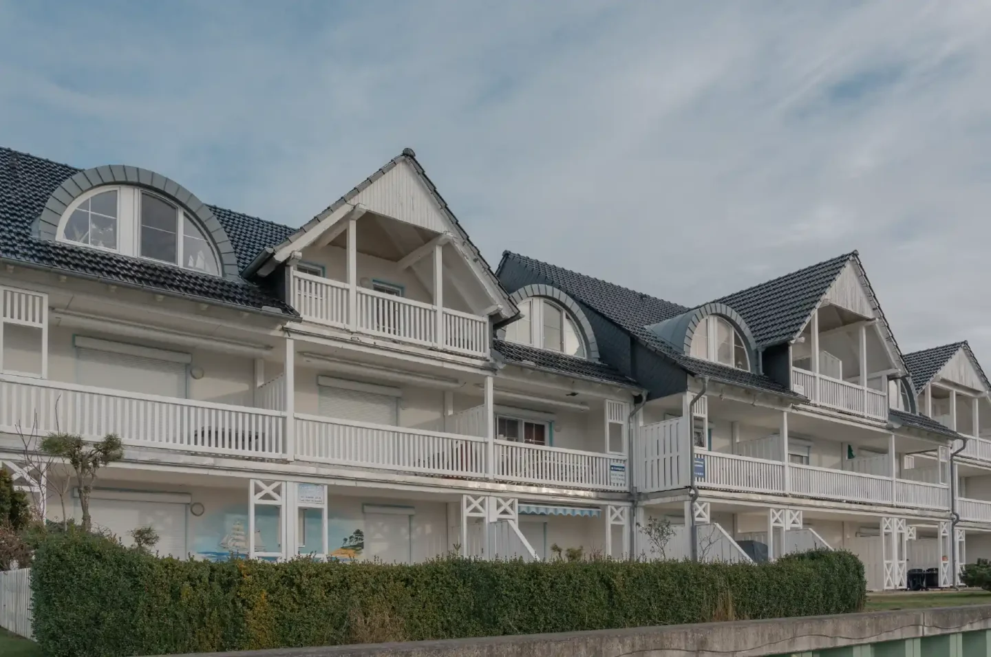 Das Foto zeigt noch geschlossene Ferienwohnungen in der Gemeinde Karlshagen auf der Insel Usedom.