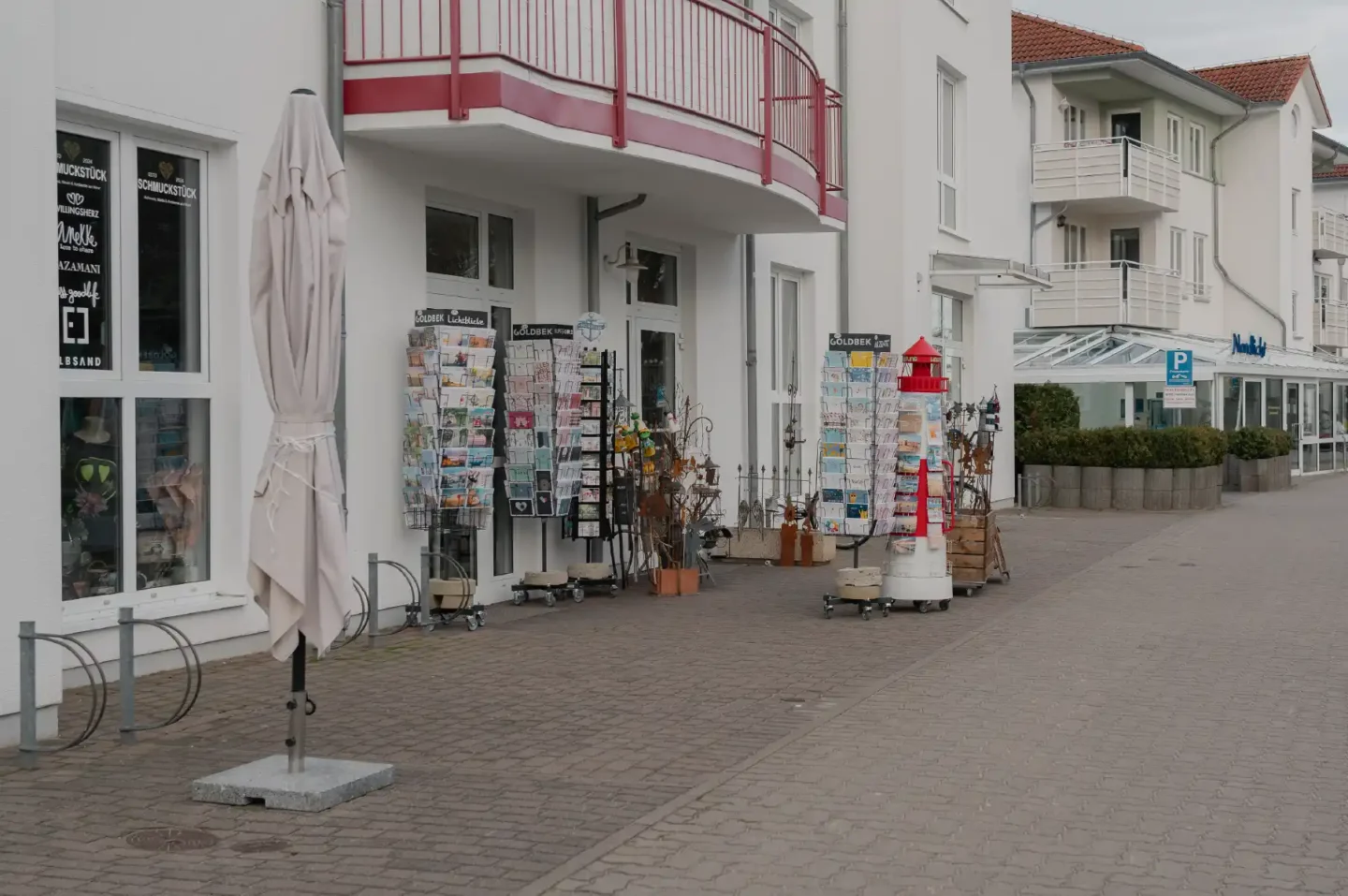 Das Foto zeigt den geöffneten Souvenirladen von Hella Trost in der Gemeinde Karlshagen auf Usedom.