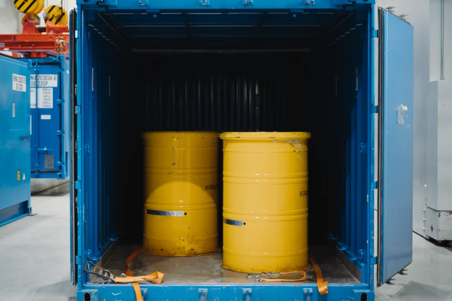 Das Foto zeigt Atommüllfässer im Inneren eines Containers im Zwischenlager Lubmin (Mecklenburg-Vorpommern).