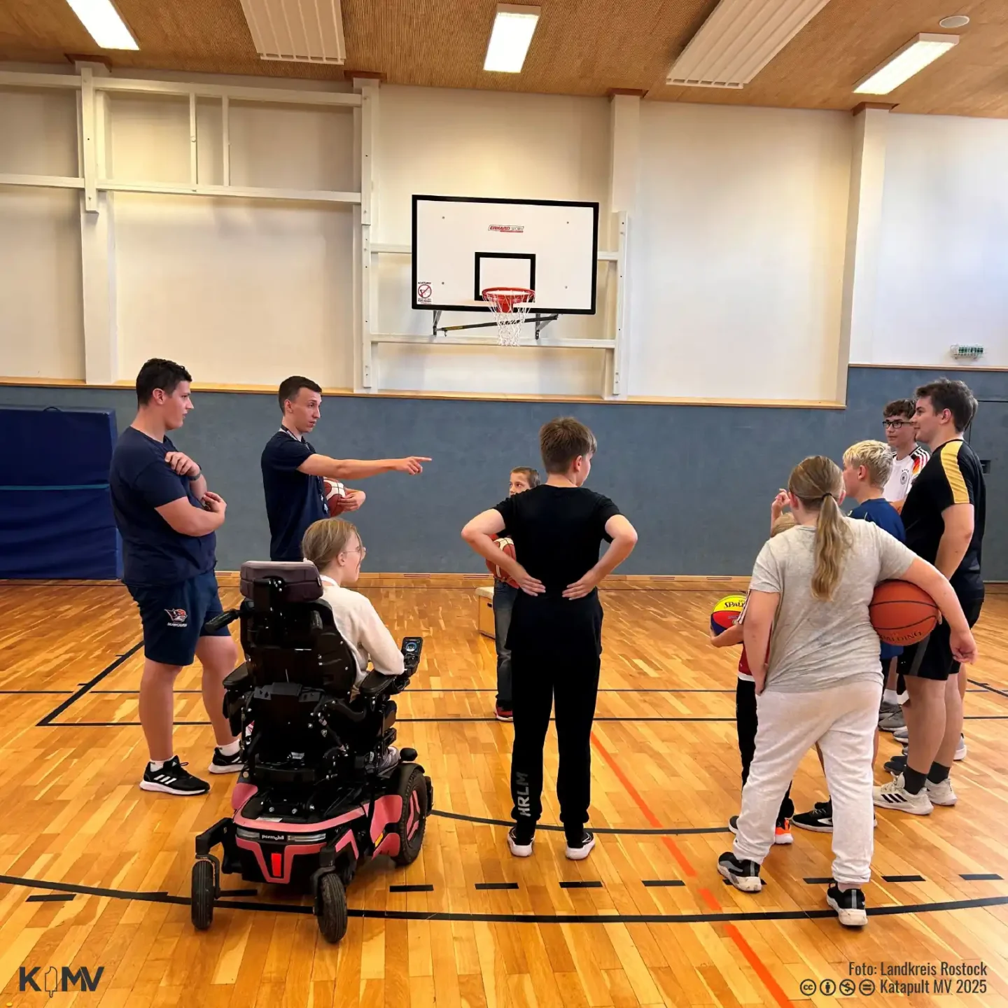 Das Foto zeigt das Schnuppertraining des inklusiven Güstrower Basketballteams „Wewolves“.