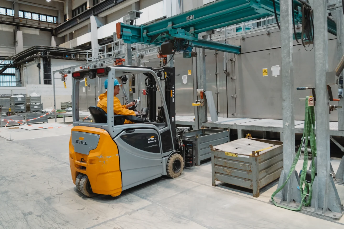 Das Foto zeigt einen Mitarbeiter des Kernkraftwerks Lubmin (Mecklenburg-Vorpommern) auf einem Gabelstapler in der Trockenstrahlhalle. Hier werden Bauteile mit Eisengranulat dekontaminiert.