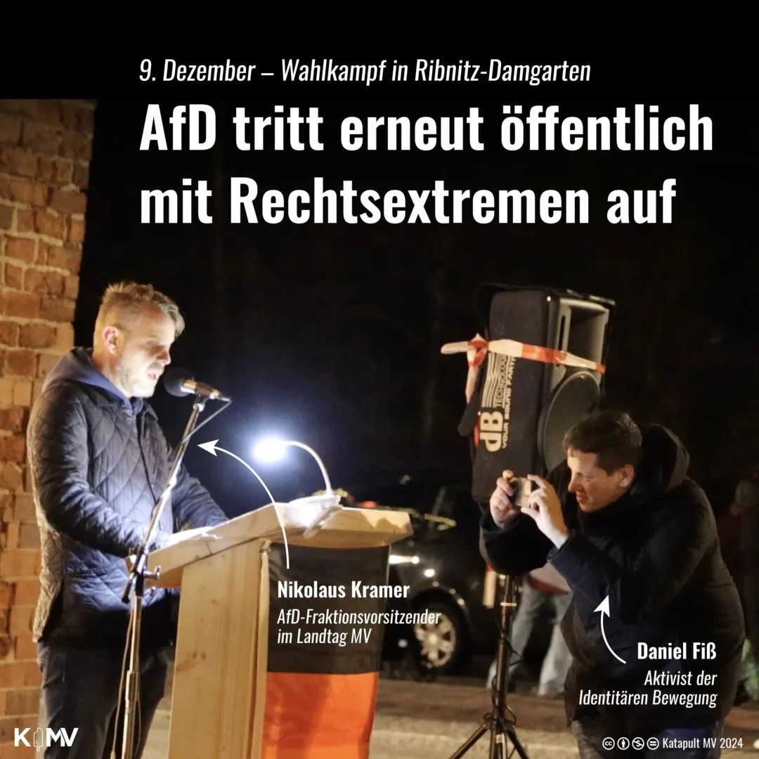 Das Foto zeigt den AfD-Fraktionsvorsitzenden im Landtag MV, Nikolaus Kramer, bei einer Rede auf einer Wahlkampfveranstaltung in Ribnitz-Damgarten (Mecklenburg-Vorpommern). Er wird fotografiert von seinem Referenten Daniel Fiß, der auch Aktivist der Identitären Bewegung ist.