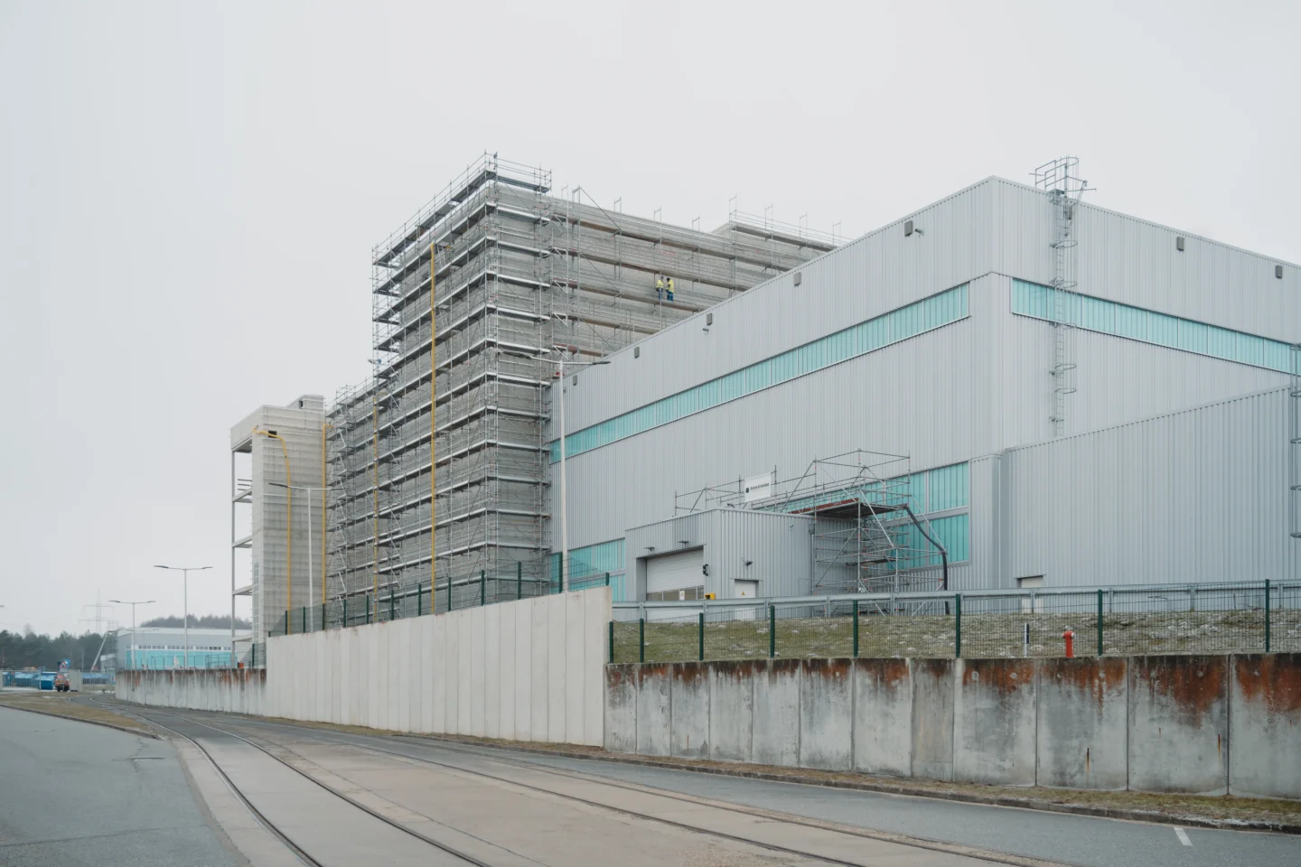 Das Foto zeigt die im Bau befindliche neue Zerlegehalle des Kernkraftwerks Lubmin (Mecklenburg-Vorpommern). Hier sollen zukünftig große Teile zur besseren Dekontamination zerlegt werden.