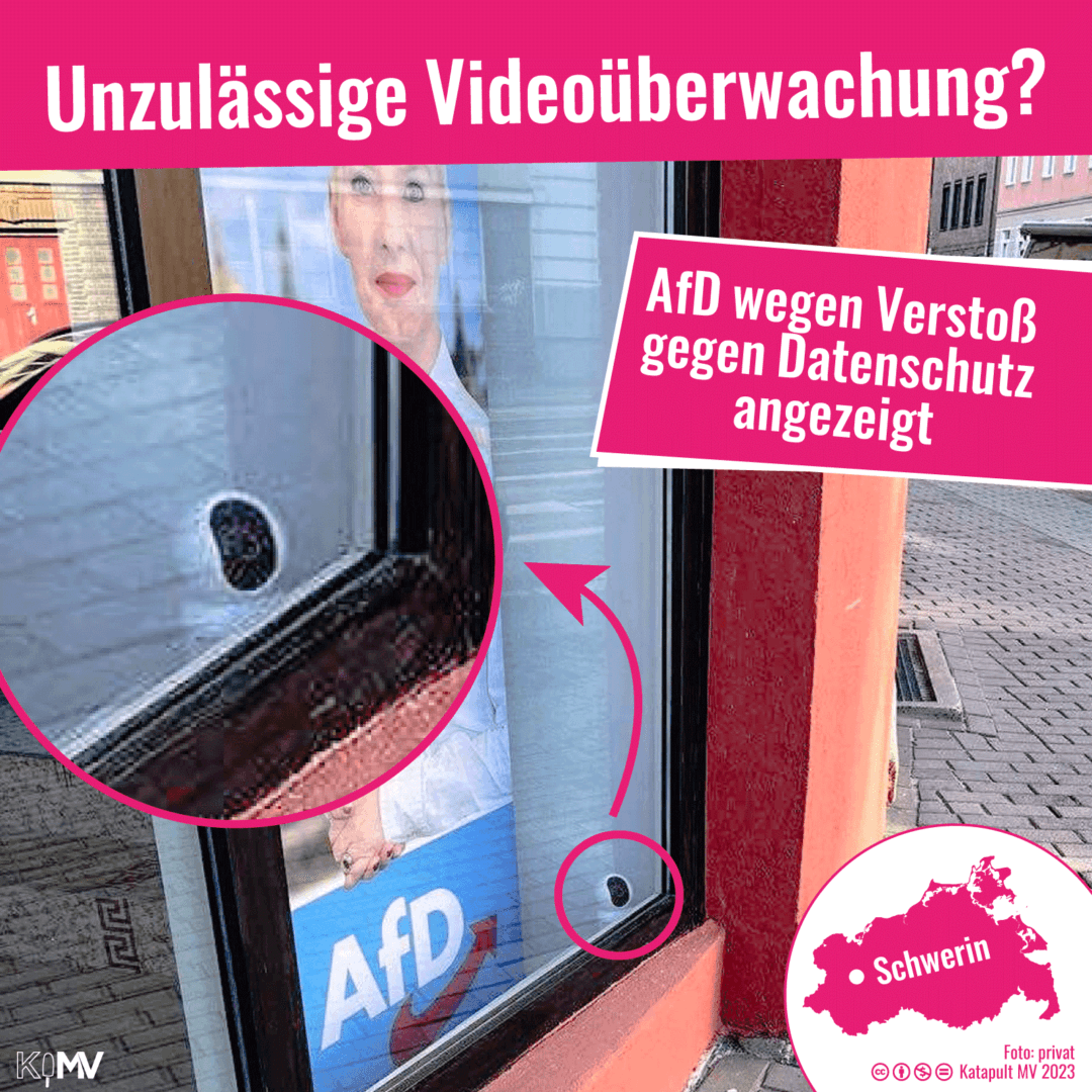 Foto von dem Schweriner Wahlkreisbüro der AfD. Rechtsunten in der Ecke des Schaufensters ist eine kleine Überwachungskamera zu sehen. Diese wird auf dem Bild vergrößert dargestellt. Beschriftung: “Unzulässige Videoüberwachung? AfD wegen Verstoß gegen Datenschutz angezeigt”