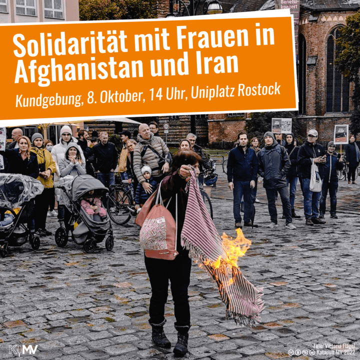 Foto von einer Frau mit brennendem Kopftuch in der Hand. Aufschrift: "Solidarität mit Frauen in Afghanistan und Iran. Kundgebung