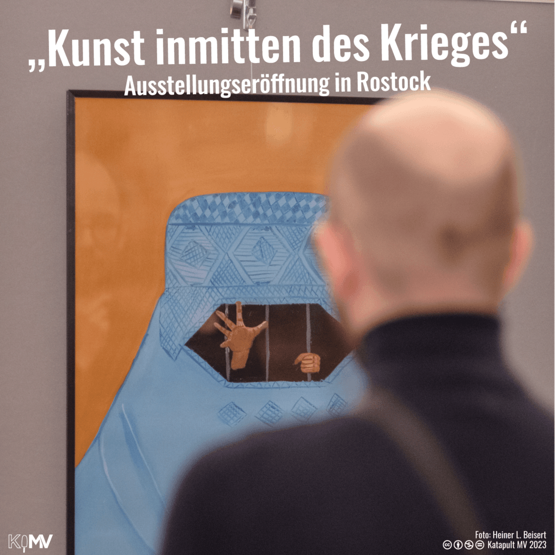 „Kunst inmitten des Krieges“ Ausstellungseröffnung in Rostock: Jemand betrachtet ein Gemälde