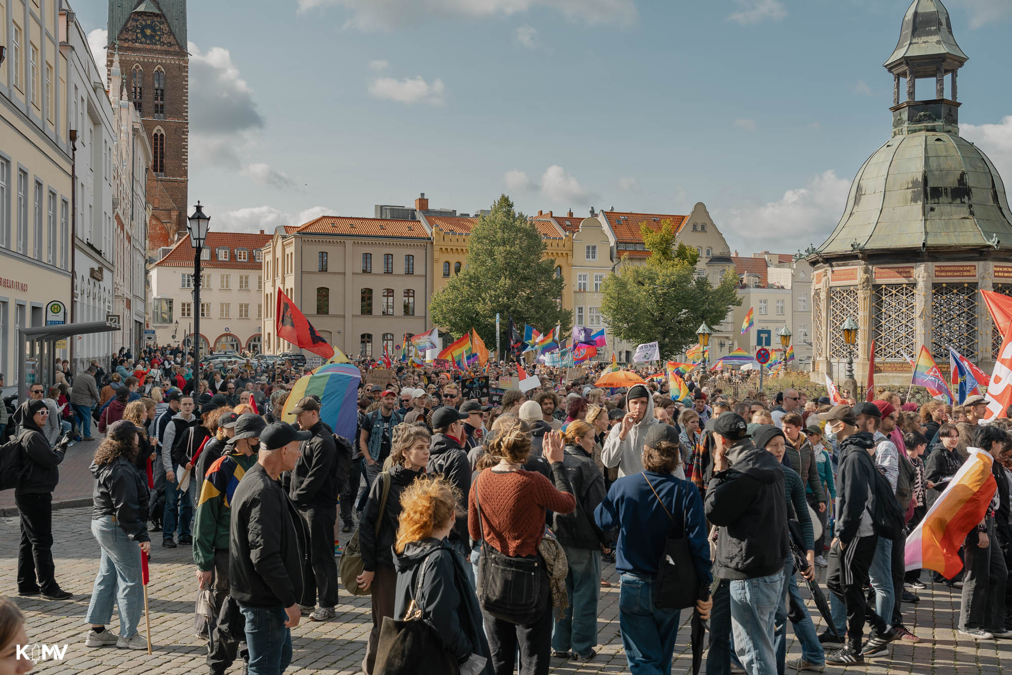 Eine weitere Aufnahme auf dem Mart in Wismar (Mecklenburg-Vorpommern). Die Teilnehmenden des CSD bereiten sich auf die Demo vor. Der Marktplatz war fast komplett gefüllt mit den 2100 Teilnehmenden.