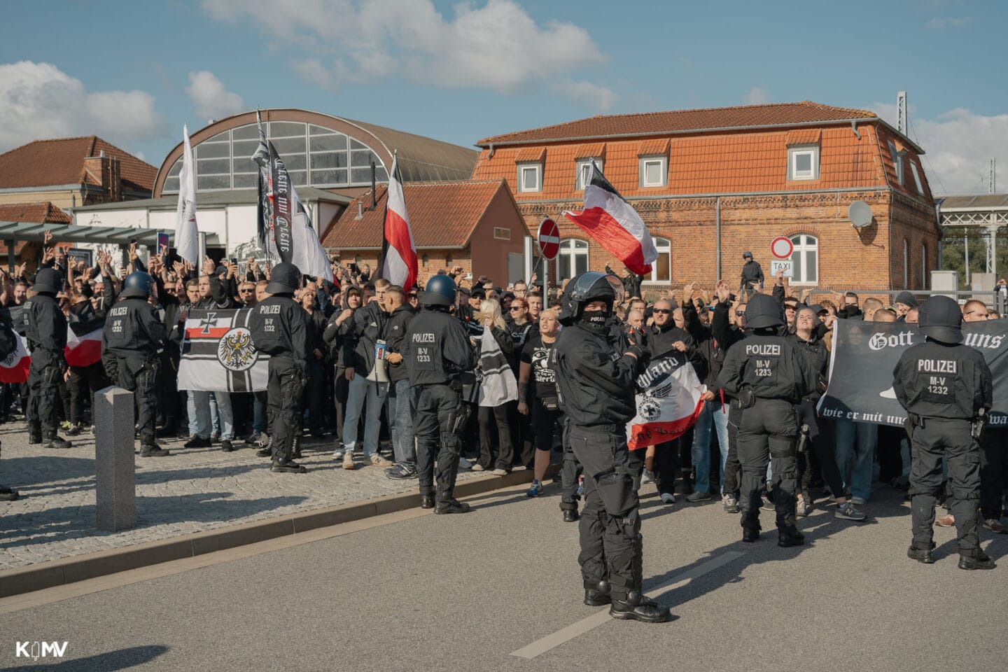 Die rechtsextremen Gegendemonstrant:innen wurden vom Lindengarten zum Bahnhofsvorplatz geleitet. Dort wurden sie von der Polizei abgeschirmt, als die CSD-Demonstration den Bahnhof passierte. Mit Sprechchören versuchten die Rechtsextremen die CSD-Teilnehmenden zu beleidigen und zu provozieren.