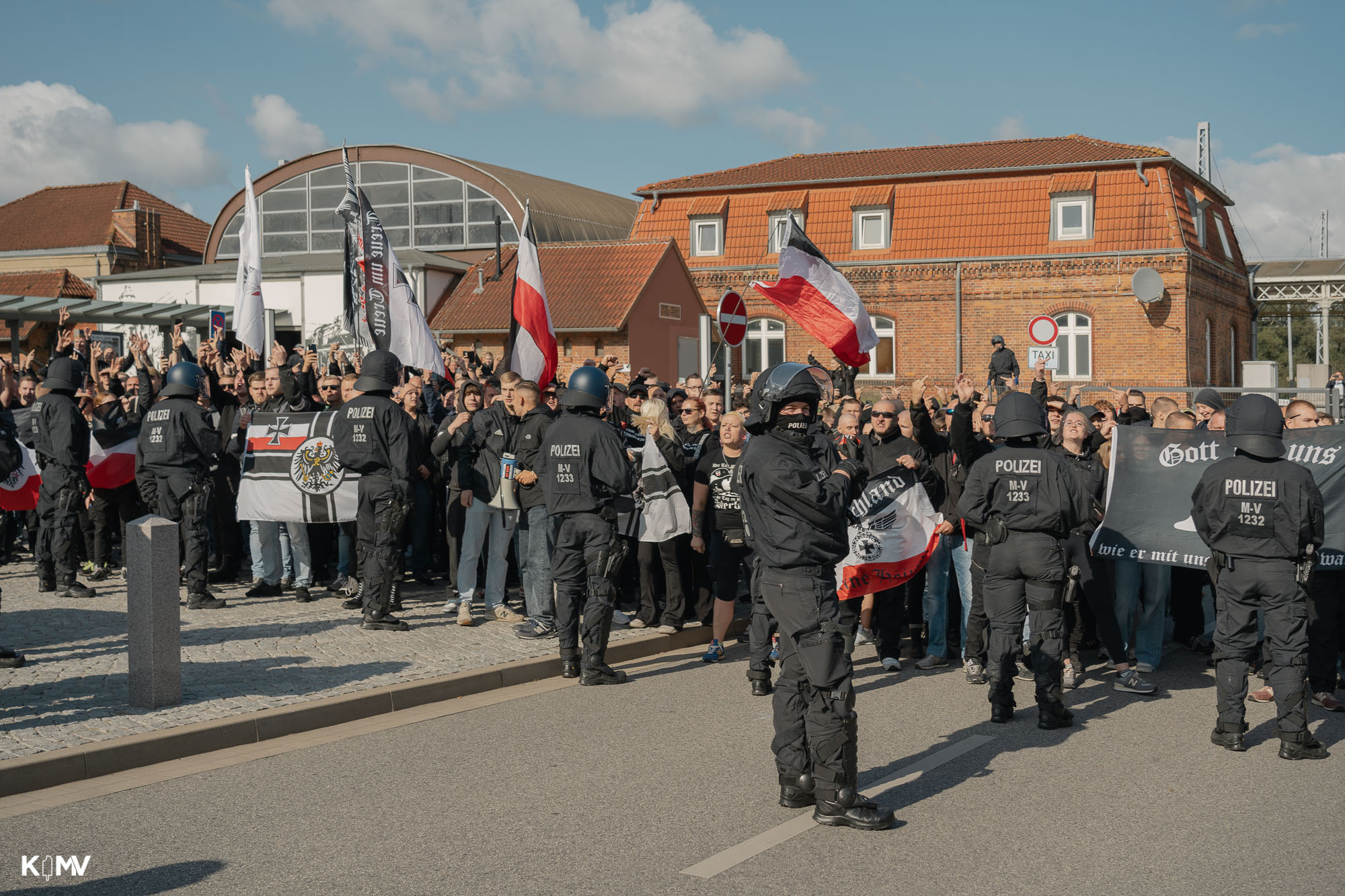 Am Bahnhof versuchte die Polizei die Rechtsextremen und die Teilnehmenden des CSD voneinander zu trennen. Die Rechtsextrem beschimpften die Teilnehmenden und zeigten offen rechtsextreme Symbole. 