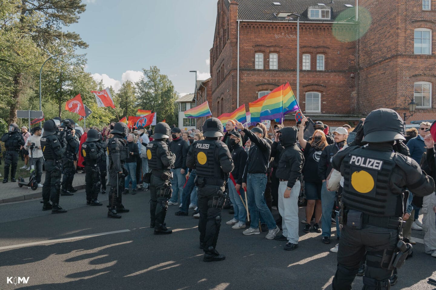 Antifa und Teilnehmende des CSD wehrten sich mit Sprechchören gegen die Rechtsextremen. Die Polizei trennt beide Gruppen, sodass körperliche Übergriffe verhindert werden konnten.