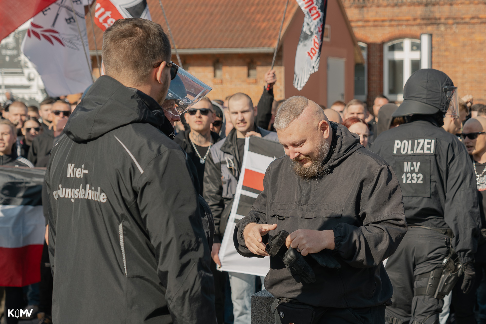 Laut Kreisordnungsbehörde wurde der bekannte Neonazi Christoph Thews aus Waren spontan zum Versammlungsleiter der rechten Demo ernannt. Thews ist Vorsitzender der rechtsextremen Neue Stärke Partei.