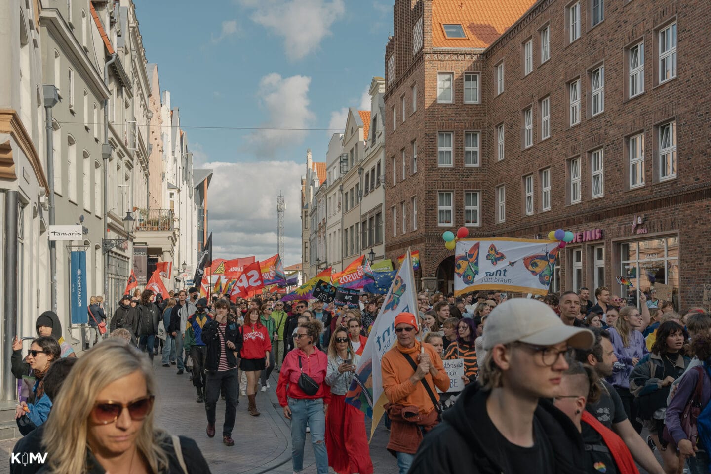 Nach der Konfrontation am Bahnhof zog der CSD friedlich weiter zum Marktplatz zurück.