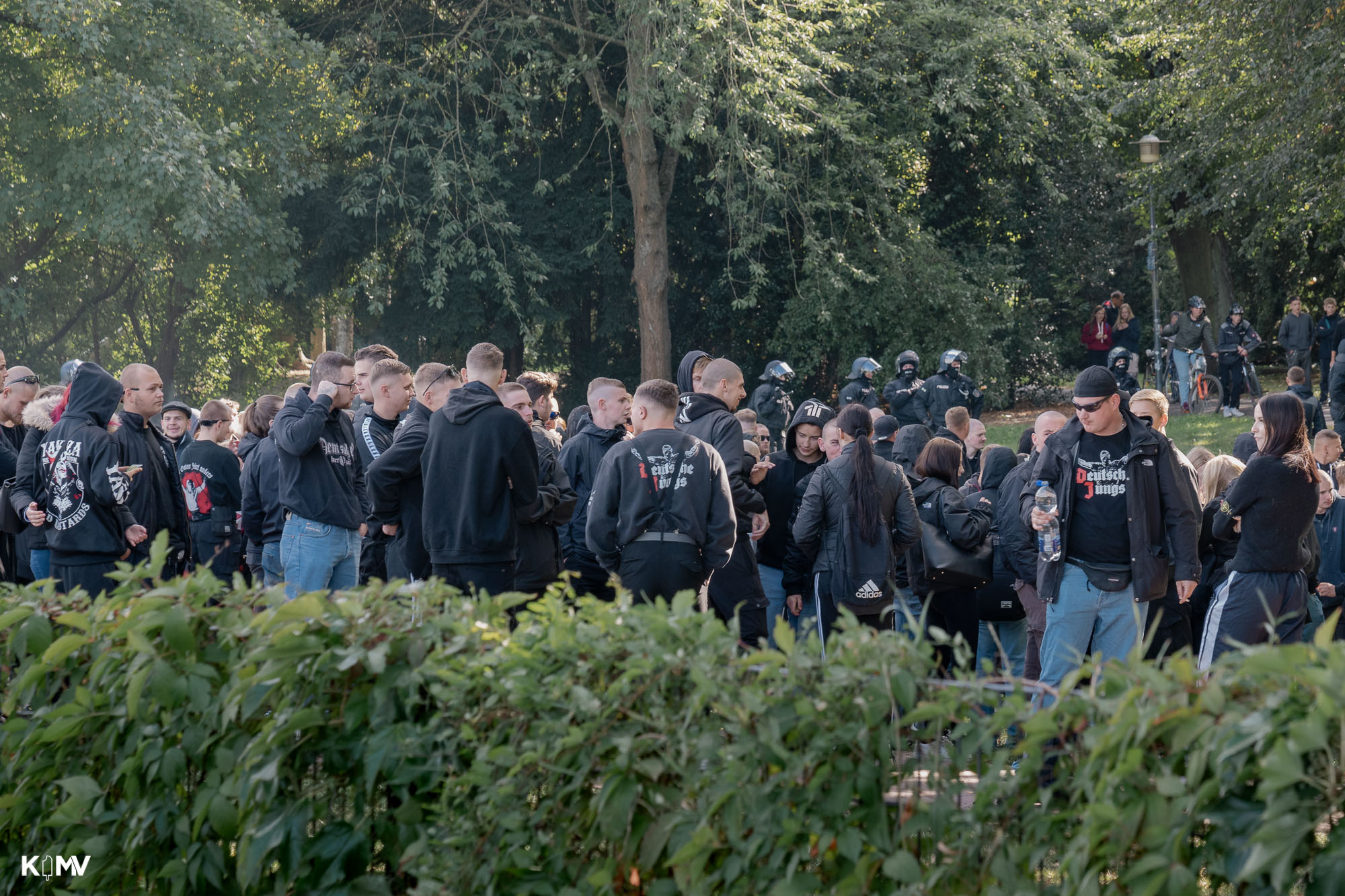 Am Lindengarten nahe des Bahnhofs in Wismar versammelten sich bis zu 200 Rechtsextreme, um gegen den CSD zu protestieren. Im Vorfeld gab es Aufrufe über Social Media. Die Versammelten zeigten offen Rechte Symbole wie die schwarze Sonne. 