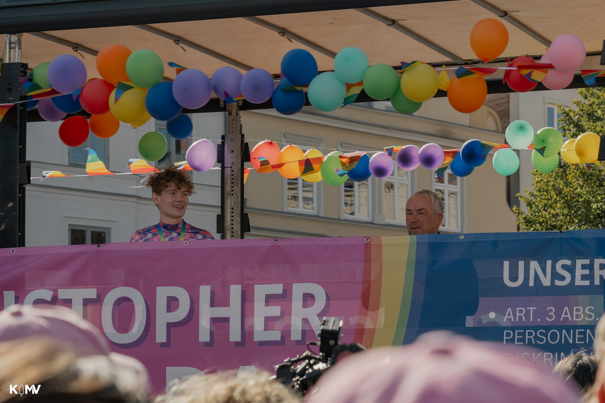 Thomas Beyer, Bürgermeister der Stadt Wismar sprach sich in seiner Rede für Toleranz und Vielfalt aus. Er steht neben dem Organisator des CSD Luis Dannewitz. Der Bürgermeister unterstützt den CSD und hofft, dass in Zukunft auf dem CSD nicht mehr für queere Recht gekämpft, sondern nur noch gefeiert wird.