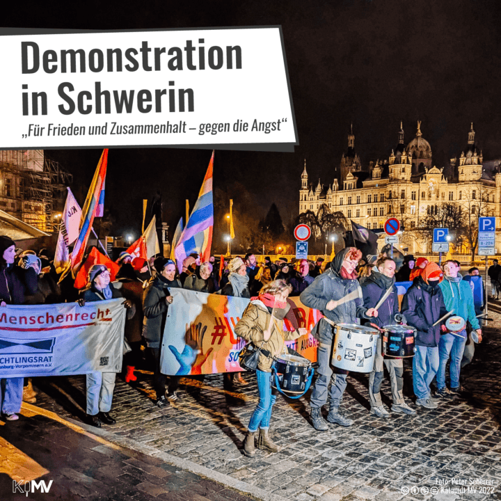 Foto von Demonstrierenden mit Fahnen und Trommeln im Dunkeln vor dem Schweriner Schloss