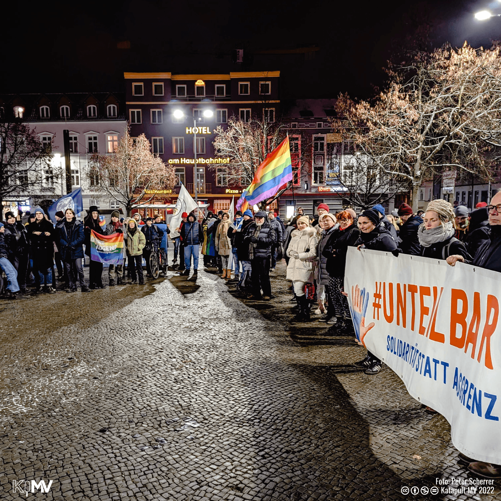 Foto von Demonstrierenden am Grunthalplatz in Schwerin.