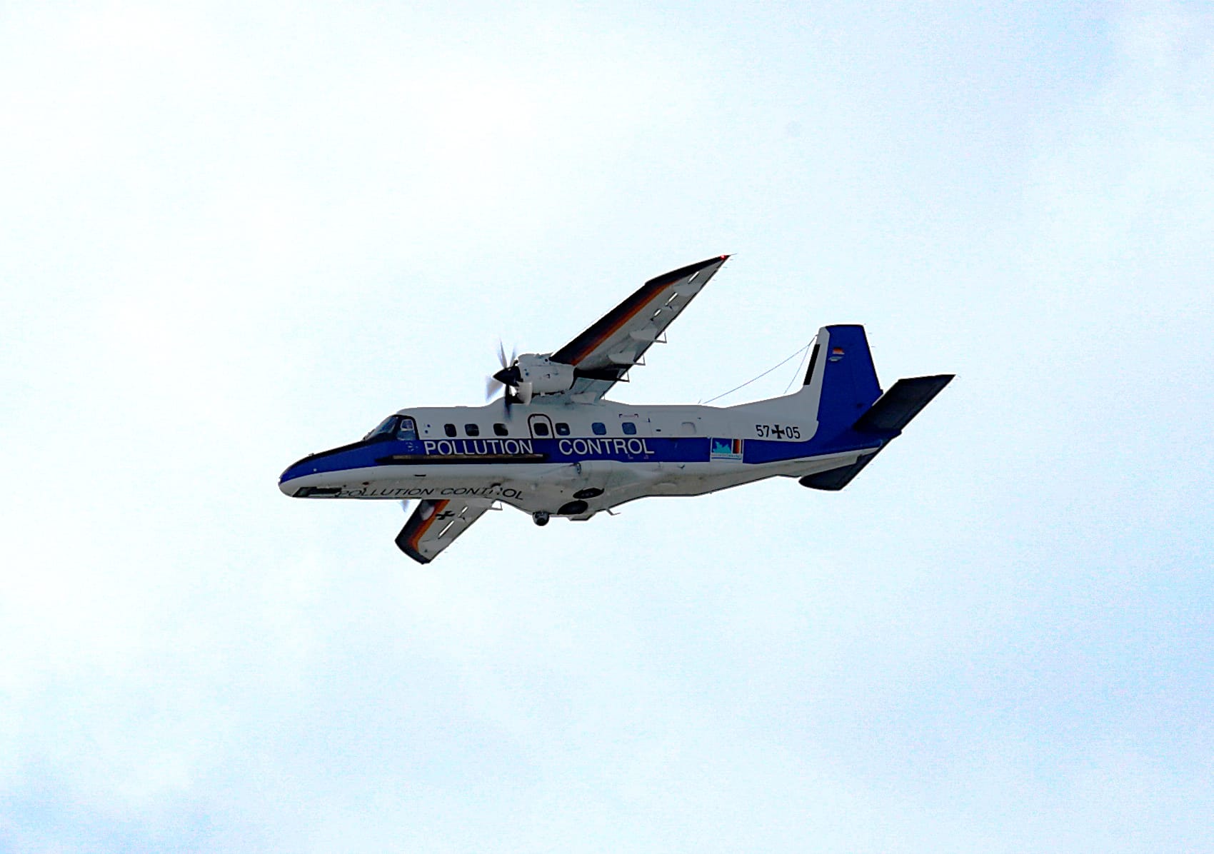 Foto von dem Ölüberwachungsflugzeug DO228 im Einsatz.