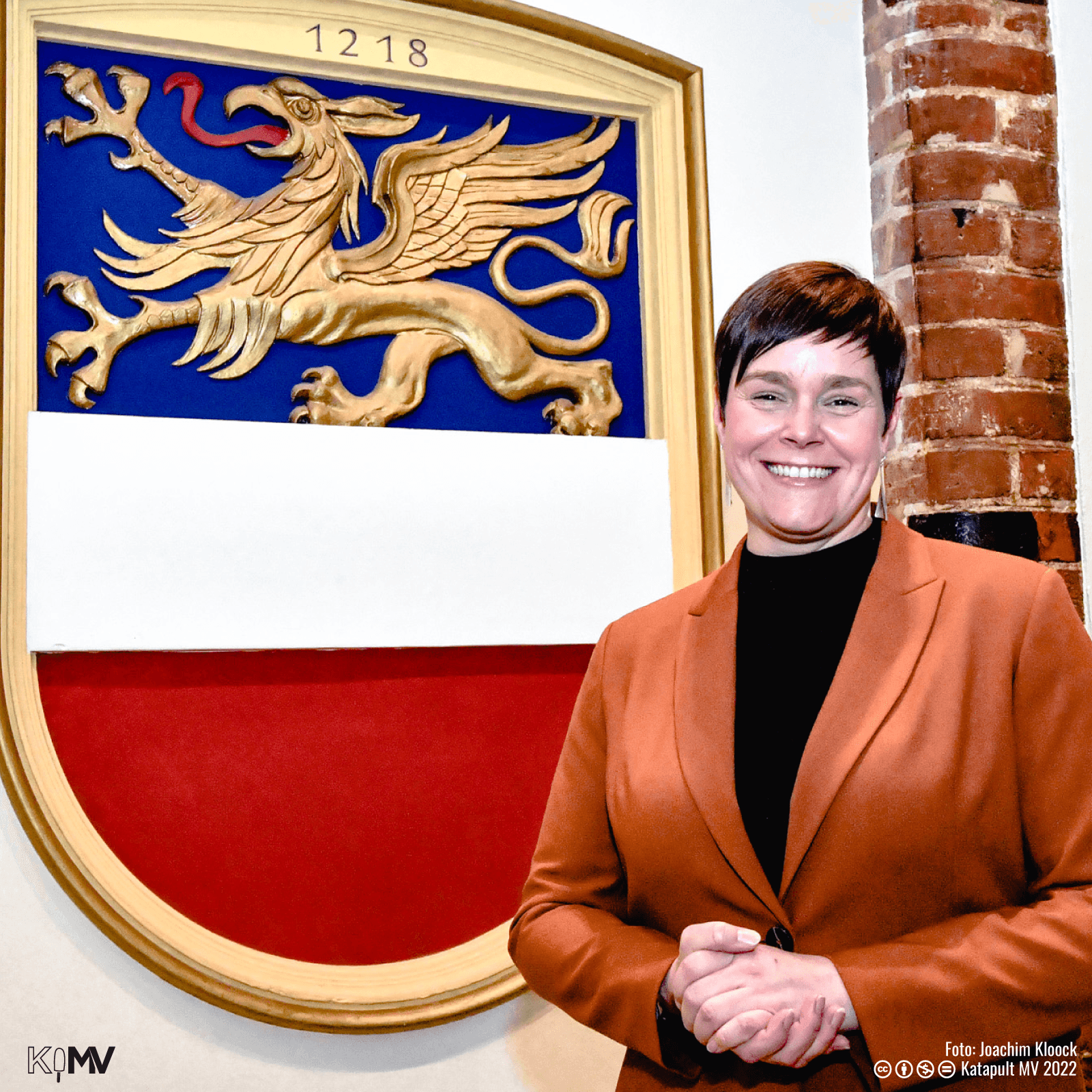 Foto von Eva-Maria Kröger (Die Linke) vor dem Wappen von Rostock im Rostocker Rathaus. Foto: Joachim Kloock.