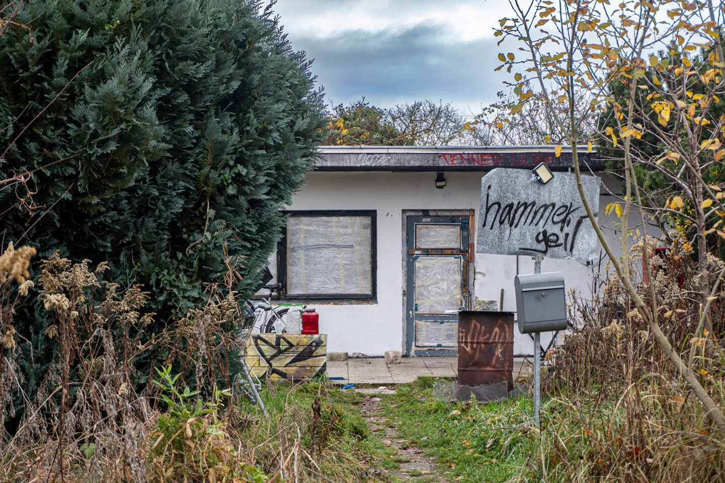 Eine übriggebliebende Gartenlaube der ehemaligen KGA Ernst Heydemann, die vermutlich als Rückzugsort diente. Das Gelände wurde zu dem Zeitpunkt geschlossen und geräumt. (Foto: Erik Tove Zillmann)