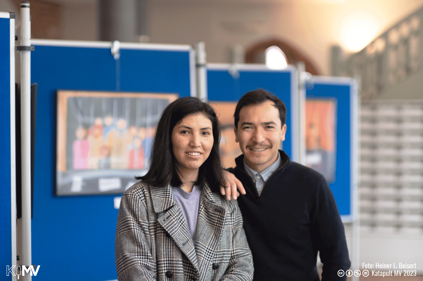 Hafiza und Anosh in der Ausstellung in der Rostocker Rathaushalle