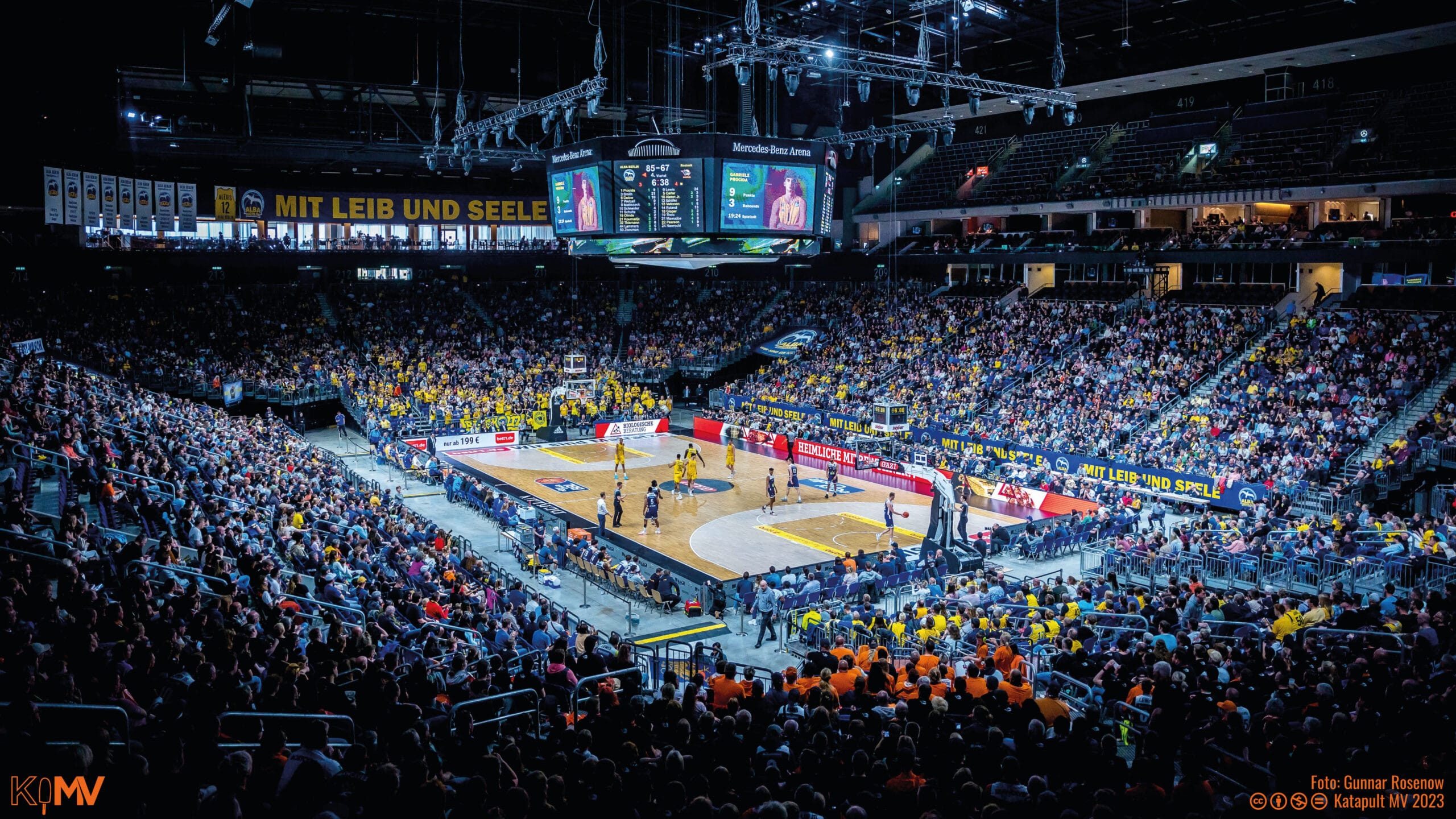 Basketballspiel in der Mercedes-Benz Arena zwischen Alba Berlin und Rostock Seawolves