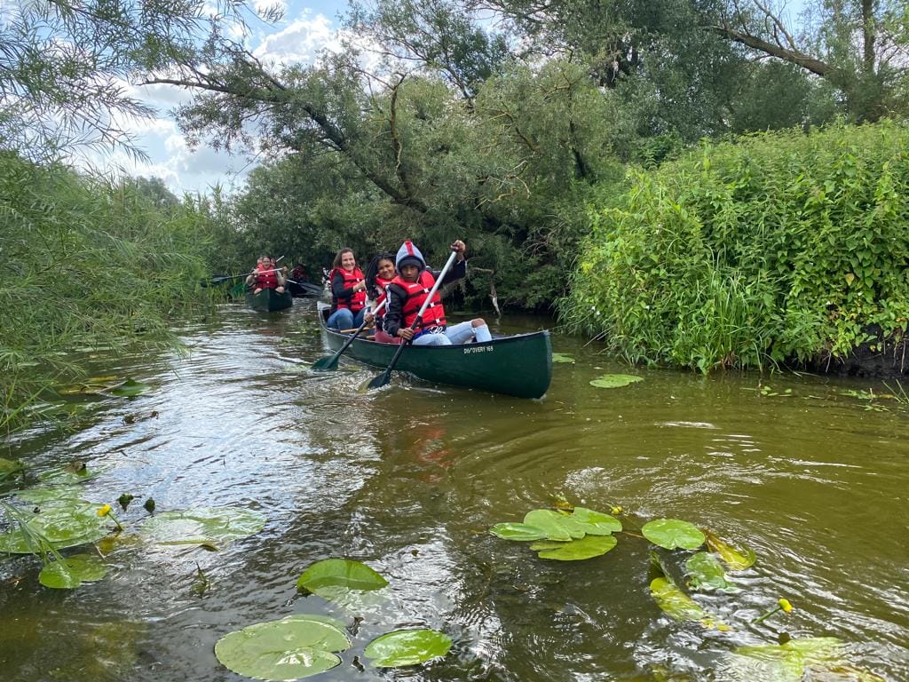 Junge Menschen im Kanu auf einem Fluss im Rahmen der Klimapatenschaft zwischen Malchin und Kaptstadt