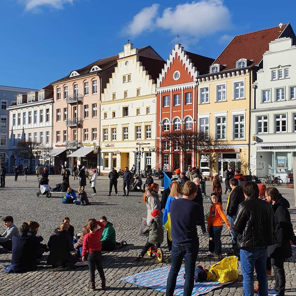 Greifswalder Marktplatz: frühstücken für den Frieden (Foto: Antonia Grabowski)