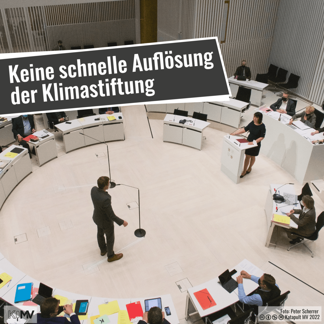 Hannes Damm (Grüne) und Jacqueline Bernhardt (Linke) stehen sich im Schweriner Landtag gegenüber: Keine schnelle Auflösung der Klimastiftung.