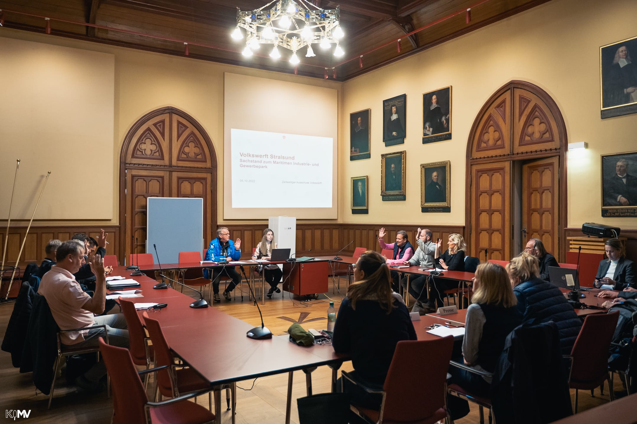 Der zeitweilige Ausschuss Volkswerft in Stralsund tagte am 5. Oktober zum dritten Mal. Hier im historischen Kollegiensaal des Rathauses der Hansestadt. Foto: Patrick Hinz