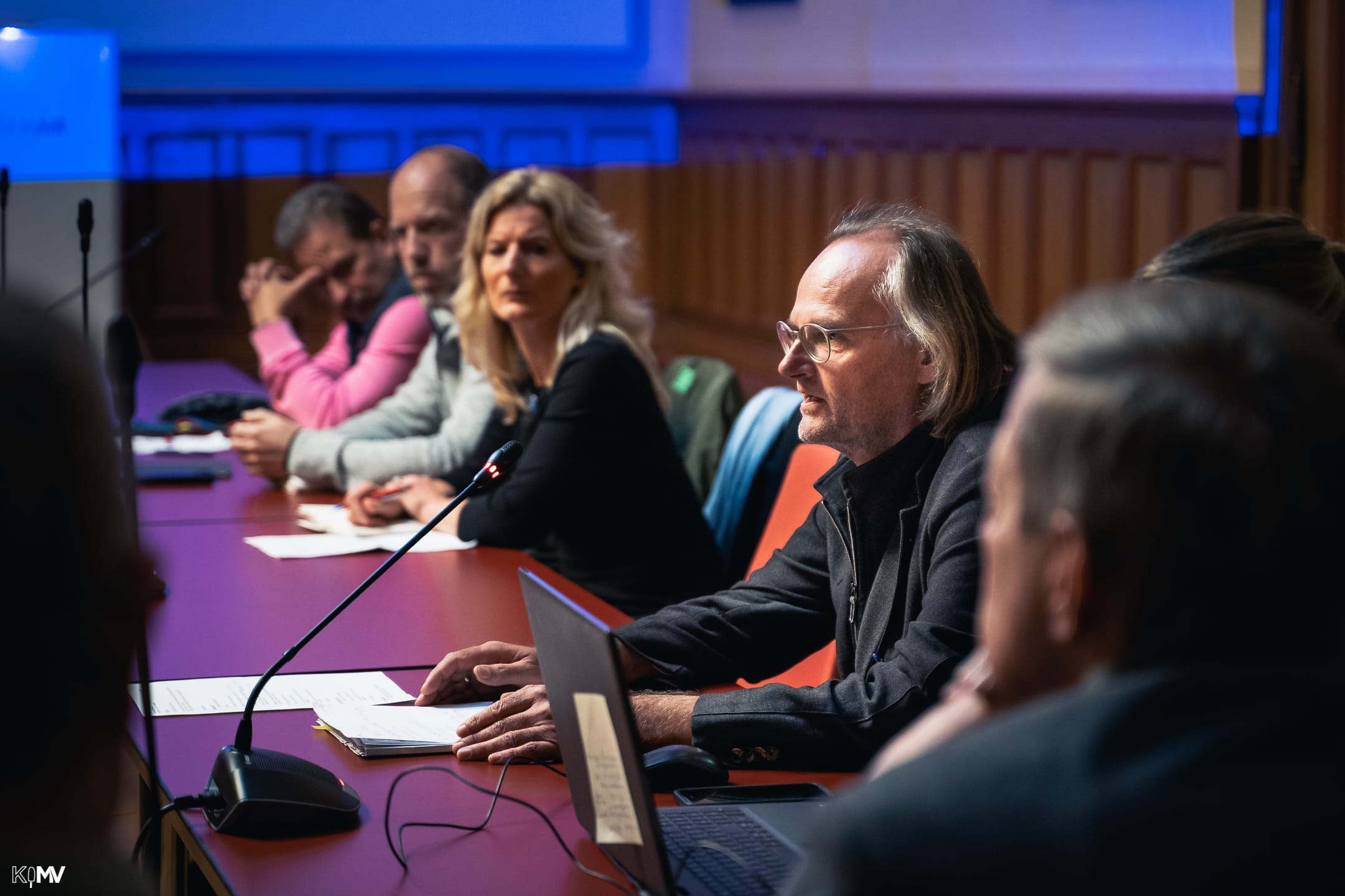 Bauamtsleiter Frank-Bertolt Raith verteidigt die Einsparung einer kostenintensiven Werksfeuerwehr durch möglichen Ersatz durch eine freiwillige Betriebsfeuerwehr bestehend aus den Werftmitarbeiter:innen. Foto: Patrick Hinz