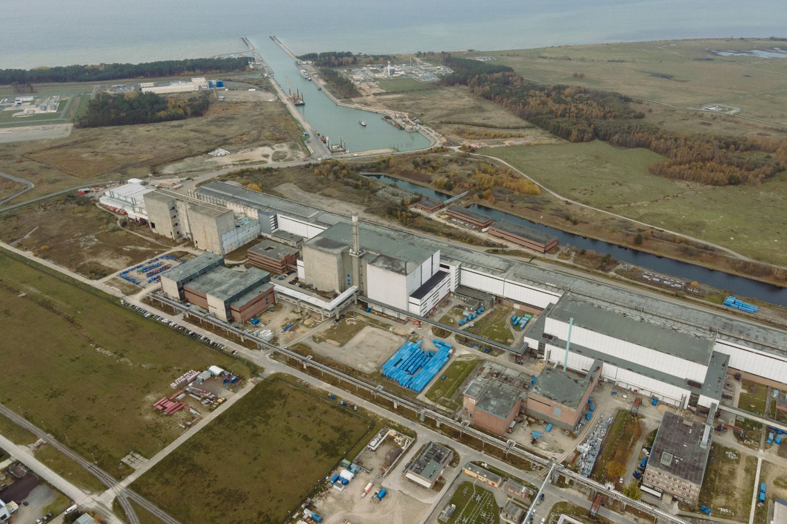 Der Industriehafen Lubmin gleich hinter dem Gelände des ehemaligen Kernkraftwerks Lubmin (Foto: Patrick Hinz)