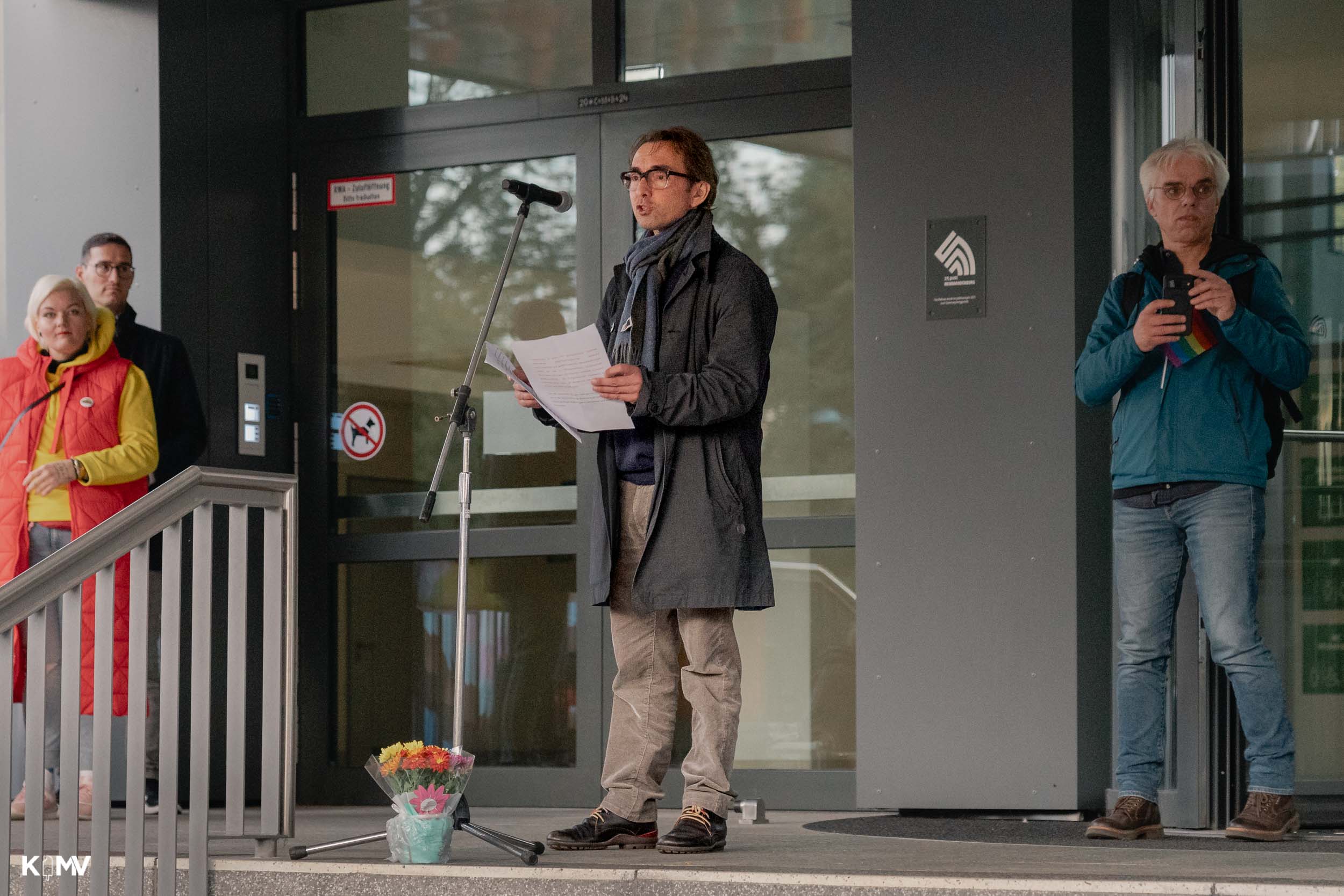 Gerd Teschke, Rektor der Hochschule Neubrandenburg steht am Mikrofon.