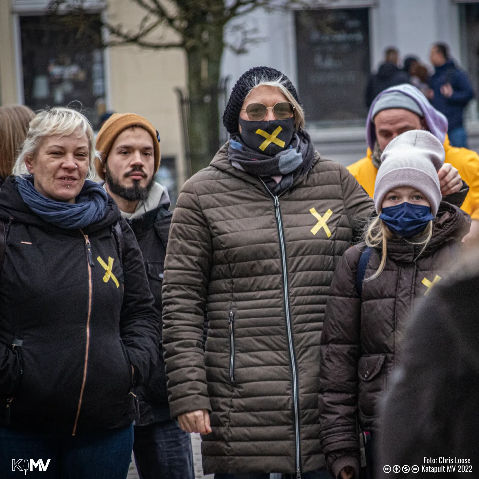 Das gelbe Kreuz als Symbol der Proteste in Lützerath, war auch in Schwerin überall wieder zu finden. Foto: Chris Loose